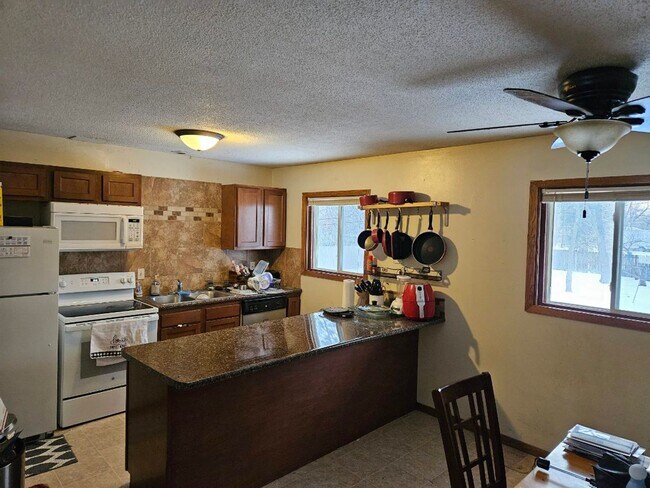 Foto del edificio - 3 Bed/1 Bath Duplex w/ Attached 1 Car Garage- Champlin- Avail March 15th