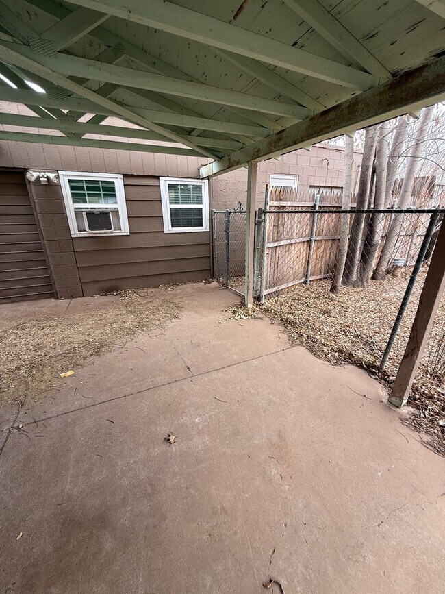 Building Photo - 1 bedroom efficiency available 2/1!!