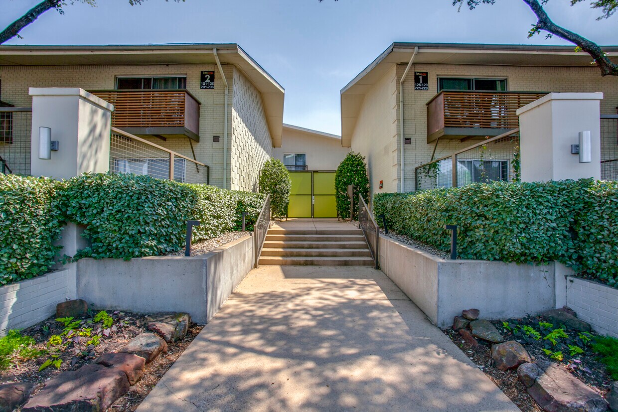 Primary Photo - 4616 W Lovers Ln