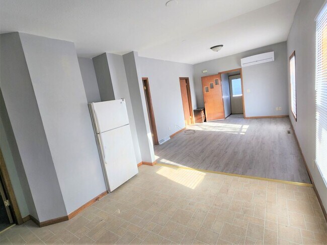 Building Photo - 2 Bed 1 Bath
