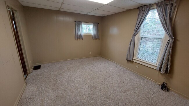 Bedroom, Private Bath - 605 W Fountain St