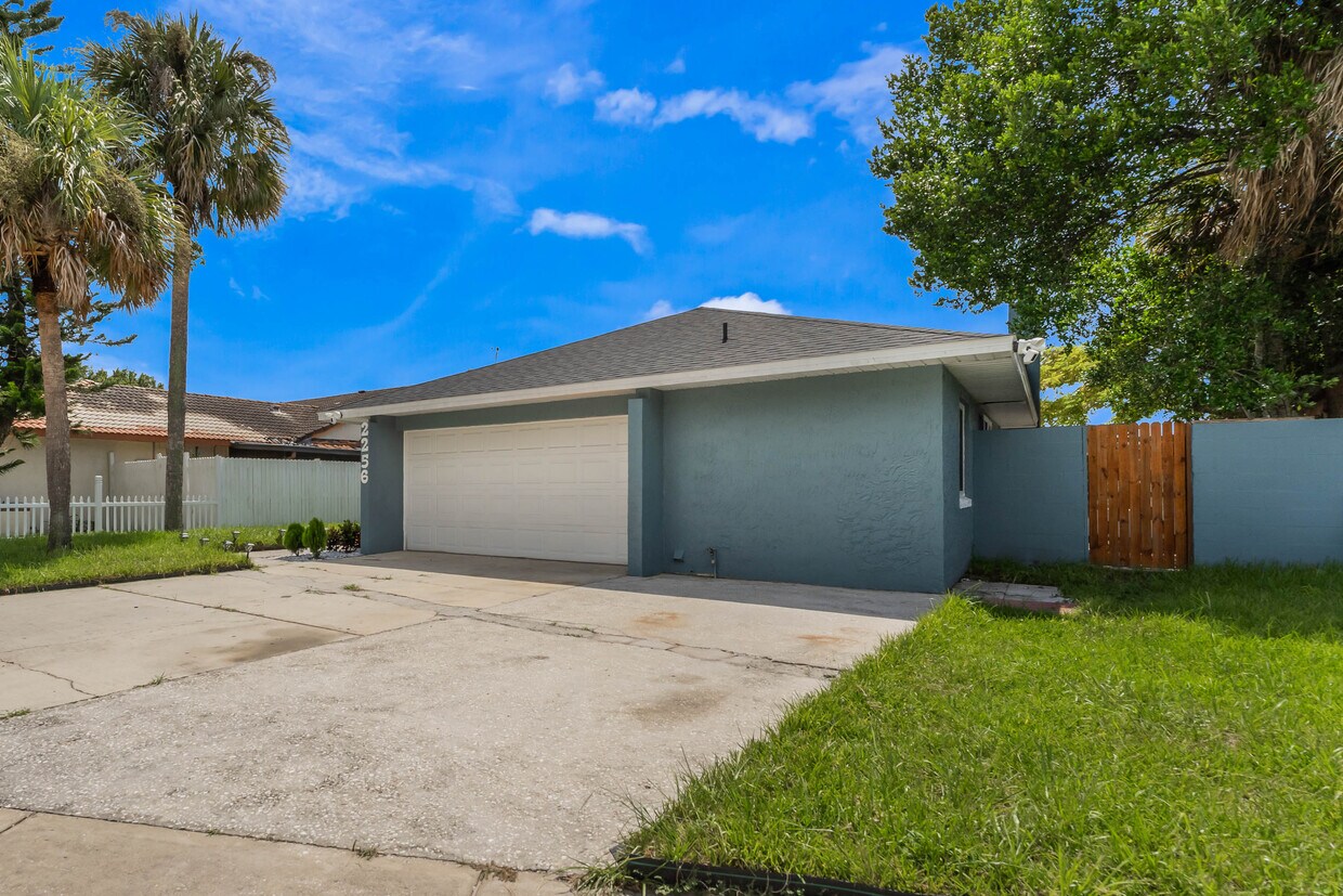 Primary Photo - 2256 Greenview Cir