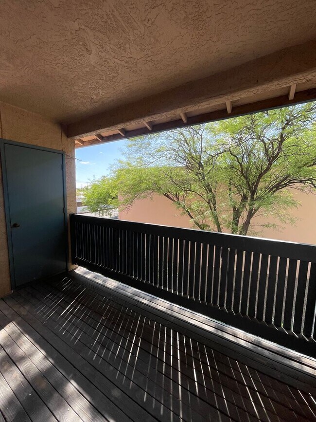 Foto del edificio - Large 1 Bedroom 1 Bath Condo!