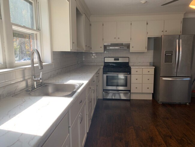 Foto del edificio - Newly Updated 2 Bedroom Townhouse - Availa...