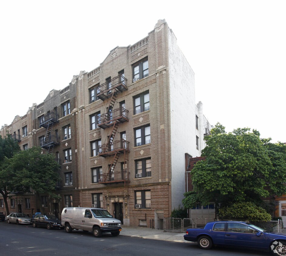 31-23 de la 32nd St - 31-23 32nd St