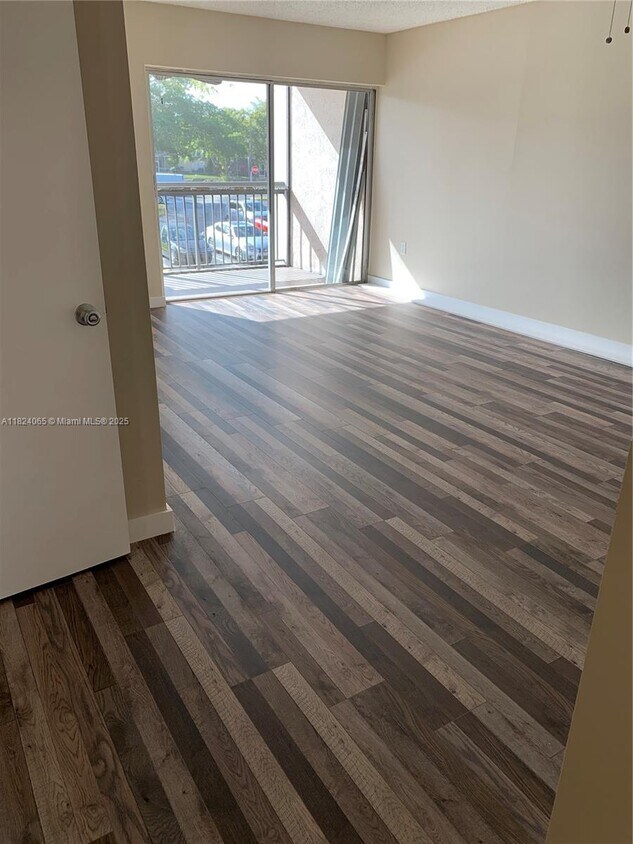 Foto principal - 711 N Pine Island Rd