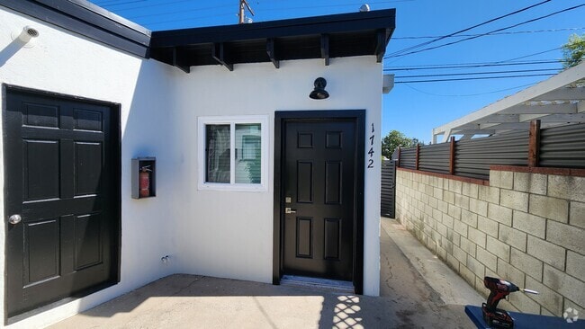 Building Photo - 1740 N Hollywood Way