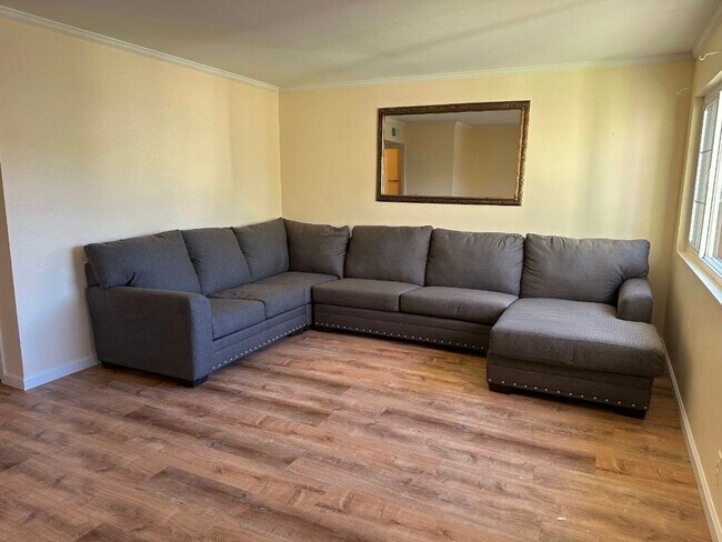 Foto del edificio - Charming 4-Bedroom Single-Family Home in S...