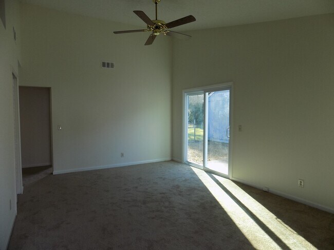 Building Photo - 3 Bedroom Home Close to Georgia Southern's...