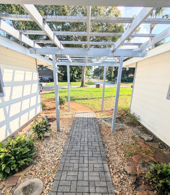Building Photo - 945 Bramble Bush Cir W