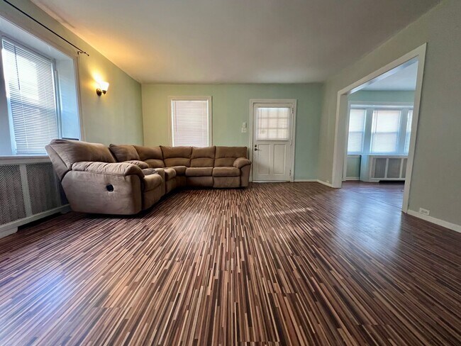 Foto del edificio - Gorgeous 5-Bedroom Single Family Home in Upper Darby! Available NOW!