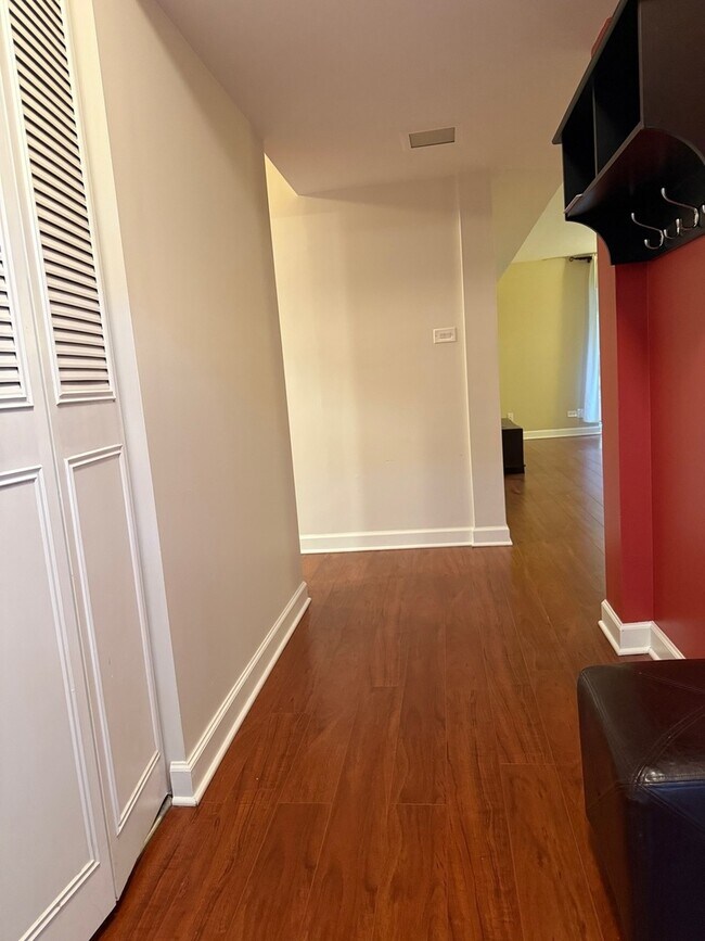 Building Photo - 6961 N Oakley Ave