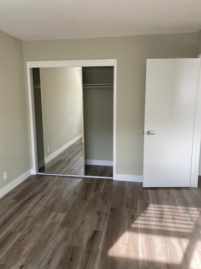 Room - 990 Helen Ave