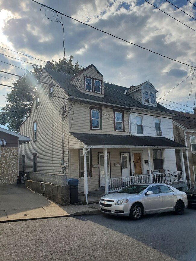 Building Photo - 550 S Benner Ave
