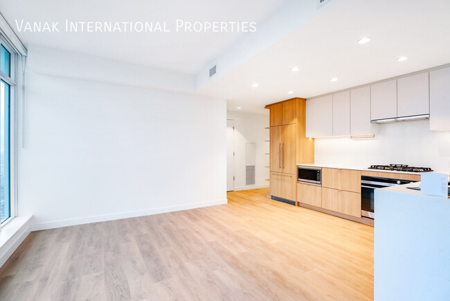 Building Photo - Luxury Sub-Penthouse | 2 Bed, 1 Bath + 2 P...