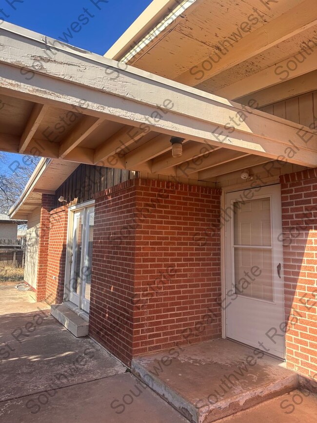 Building Photo - 3 Bed 2 Bath home with carport - Pets nego...