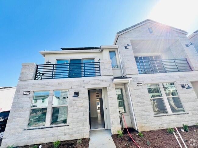 Building Photo - 2821 E Tamarind Dr
