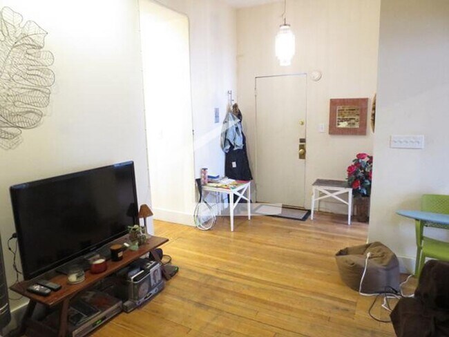 Building Photo - Beautiful, Renovated and Affordable Allston 3 Bed right off Comm Ave for September 1st