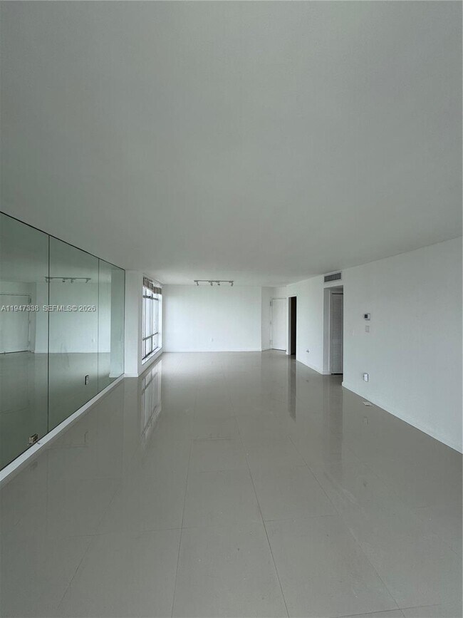 Foto del edificio - 5750 Collins Ave