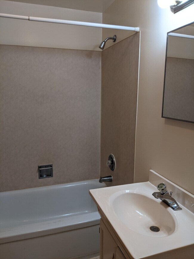 bathroom - 4504 Woodlawn Ave N
