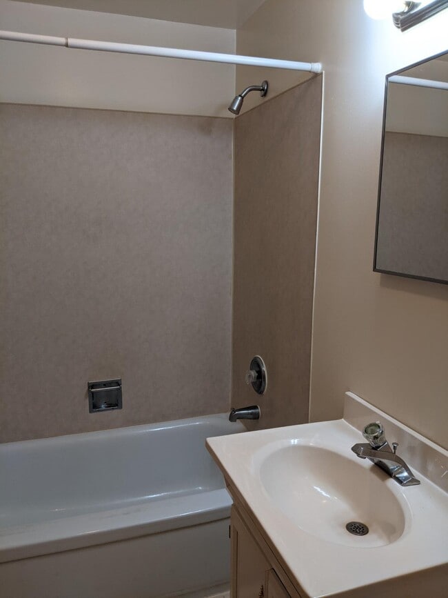 bathroom - 4504 Woodlawn Ave N