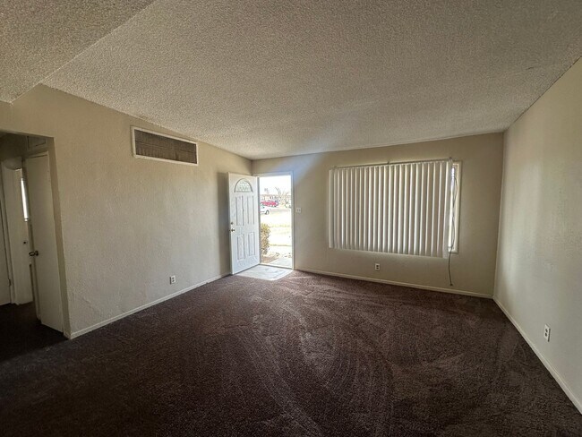 Foto del edificio - Modern 2-Bedroom Apartment with Garage – Convenient Living!