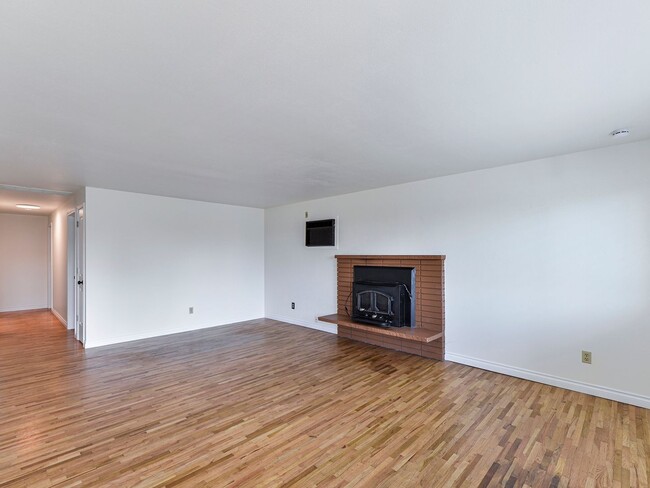 Building Photo - Newly Remodeled House - 3 Bed/1.5 Bath - C...