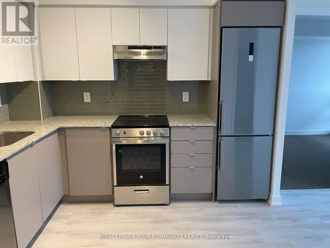 Building Photo - 120-120 Varna Dr