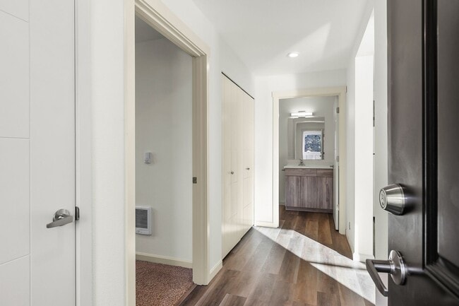 Building Photo - Oxbow Flats 1 Bedroom apartments - $500 off first 3 month's rent!