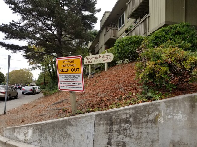 Building Photo - Lower Level Condo Unit Available in Gated ...