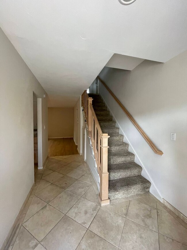 Foto del edificio - Spacious 4 Bdrm/2 Ba + Loft home with atta...