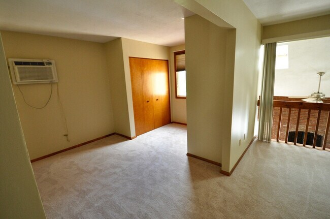 Building Photo - Easy Condo Living Close to Campus