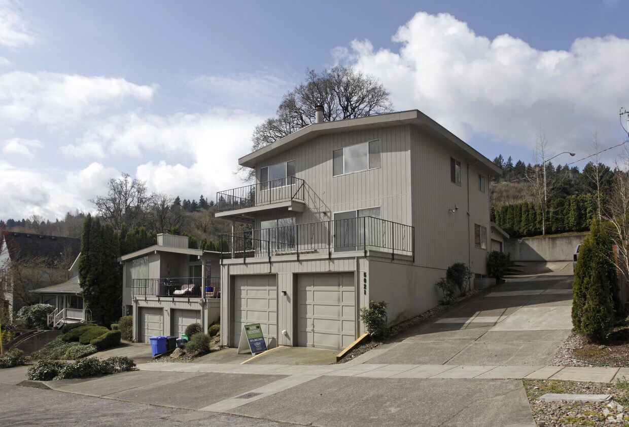 Primary Photo - Townhomes on View Point
