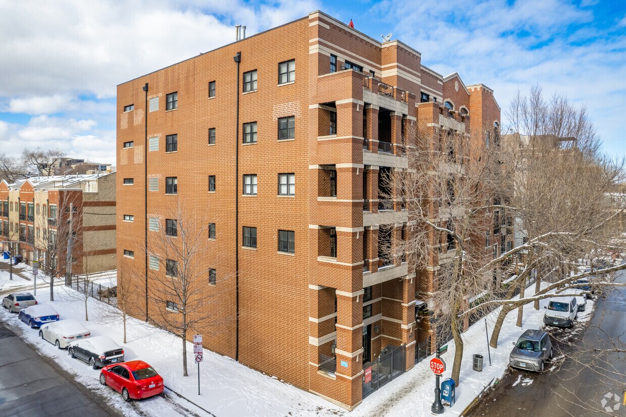 Primary Photo - 1502 N Sedgwick St