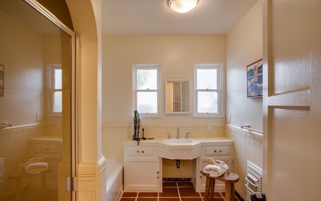 Building Photo - 329 E Adams Ave