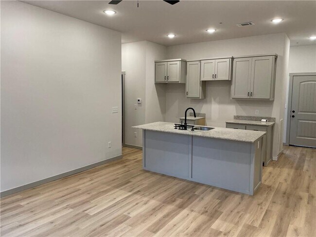 Foto del edificio - 4426 E Huntsville Rd