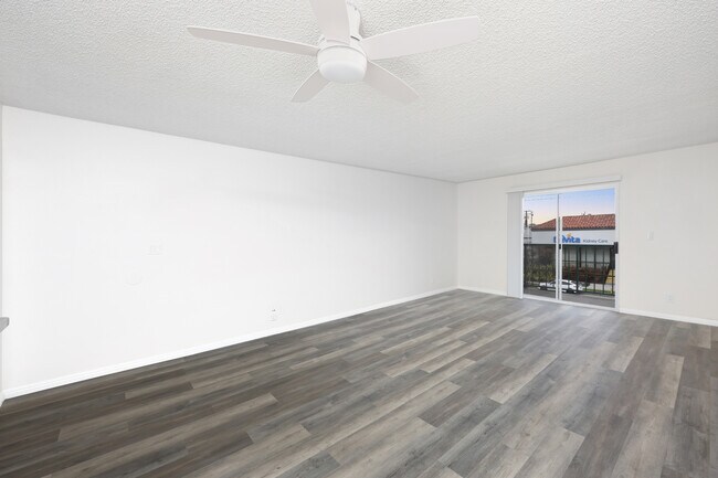 202 Sala de estar - Torrance Courtyard Apartments