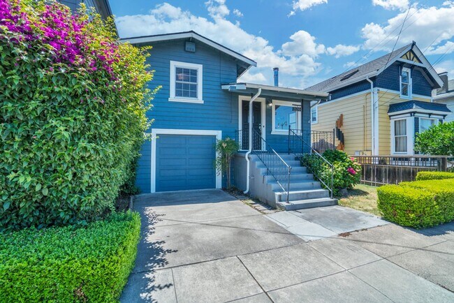 Building Photo - 3244 Encinal Ave - 3 bedroom | 2 bathroom