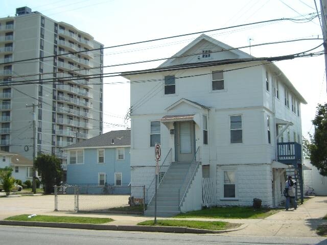 Building Photo - 302 N Dorset Ave