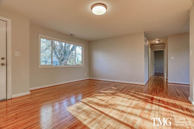 Building Photo - Lovely 3 BD Ranch Style Home - Beautiful Hardwood, Huge fenced back yard!