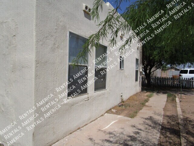 Building Photo - 713 N 9th St