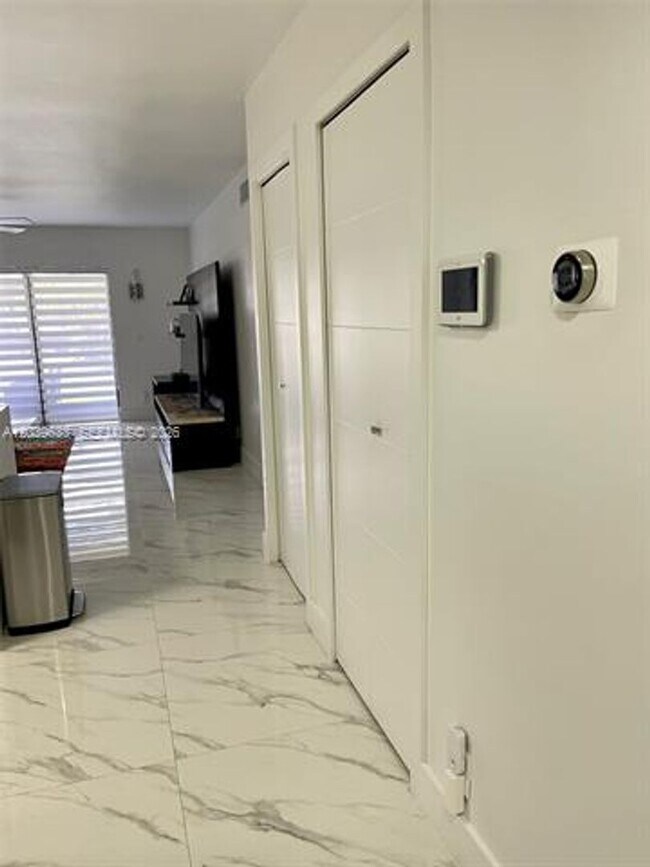 Foto del edificio - 16461 Blatt Blvd