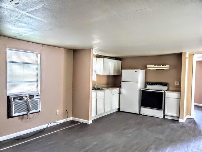 Building Photo - 886 Queenswood