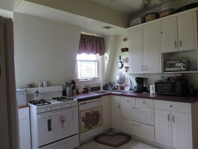 Kitchen - 2900 Ailsa Ave