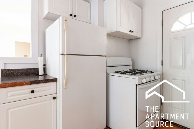 Foto del edificio - 3823 N Greenview Ave