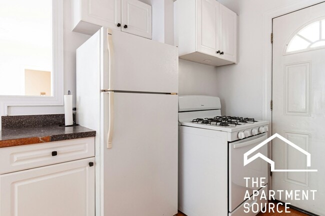 Building Photo - 3823 N Greenview Ave