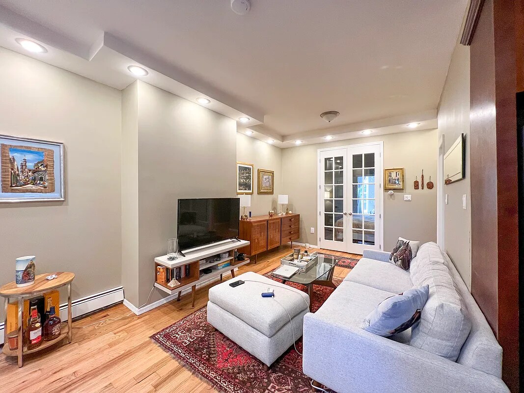 Foto principal - 68 Covert St.