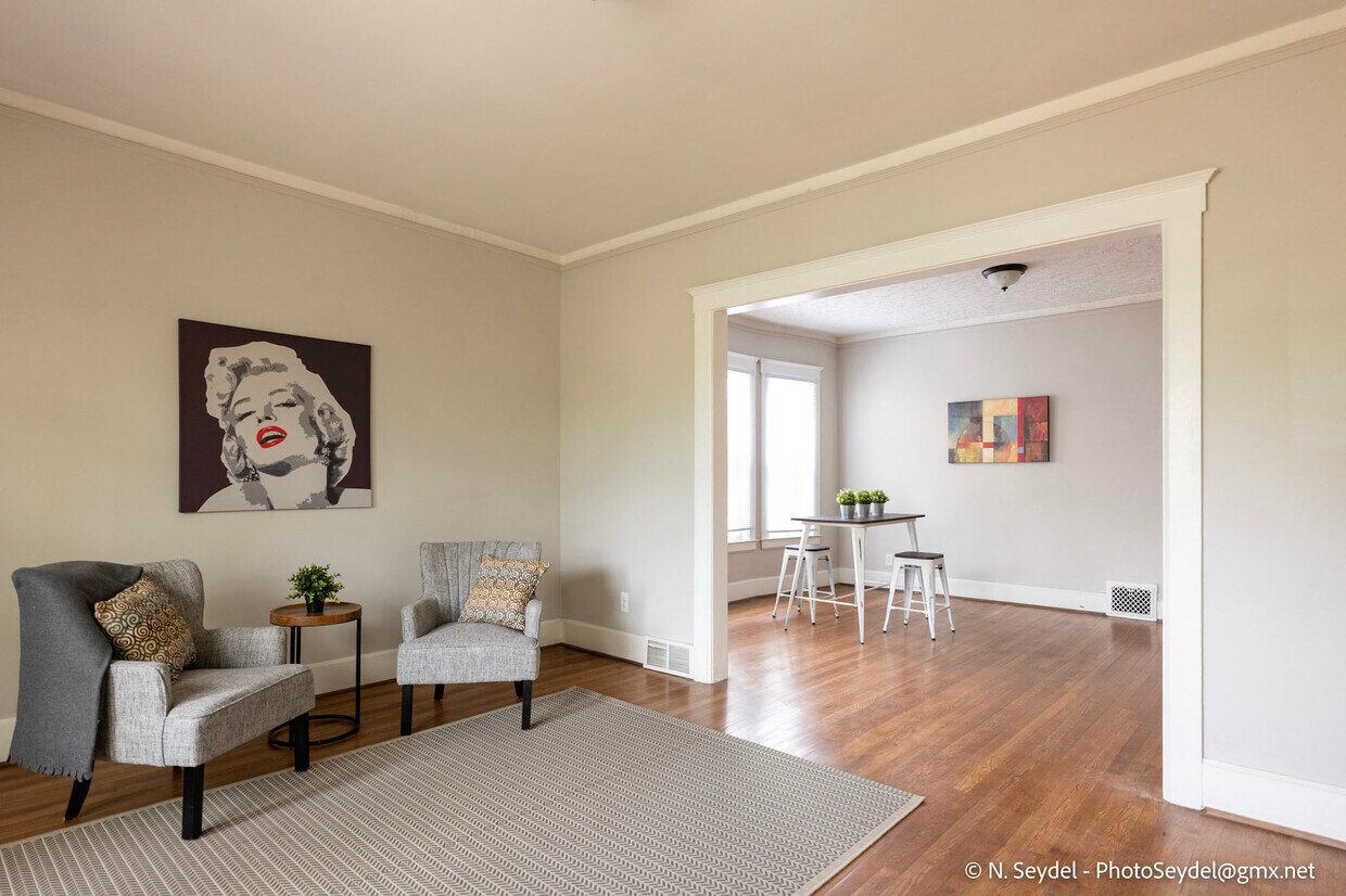 Living room - 865 Blaine St