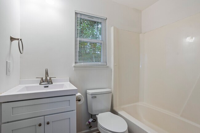 Foto del edificio - 4243 Windsor Spring Rd