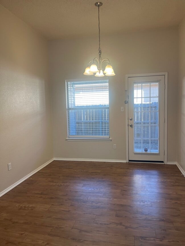 Foto del edificio - 3/2/2 Burleson ISD! fresh paint, New carpet ! 2 dining rooms, easy access to fort worth & 35